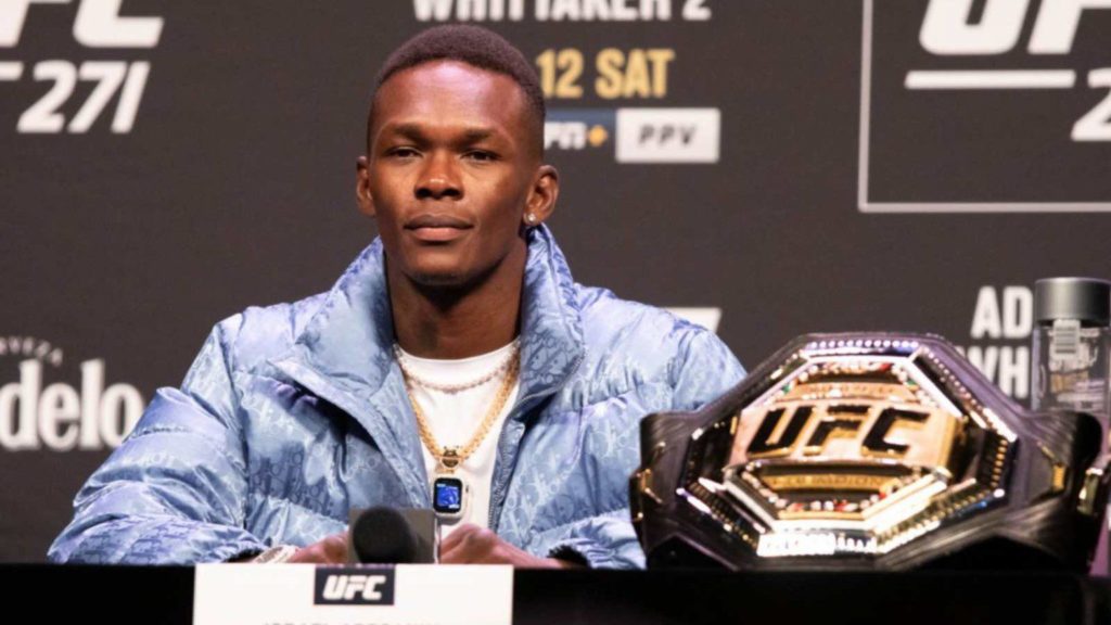 Adesanya zaujal príveskom na krku, ktorým zosmiešňuje Whittakera pred UFC 271