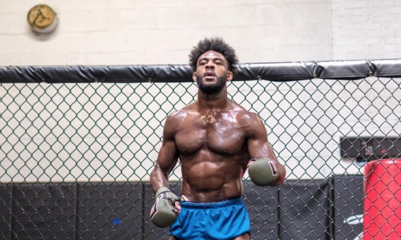 Aljamain Sterling pred UFC 273 provokuje knihou MMA pravidiel pre mamľasov