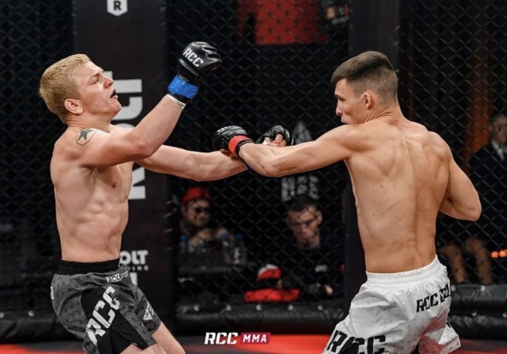 Predbehnúť rekord najrýchlejšieho KO v histórií MMA je určite veľmi ťažká úloha. Rekord drží viacero zápasníkov, no najrýchlejší čas ukončenia je zatiaľ 3 sekundy.