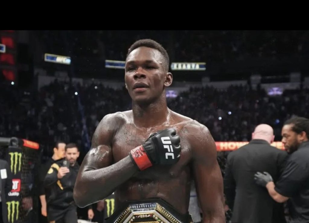 Israel Adesanya nastupoval do posledného zápasu z nezvyčajnej pozície. Prvý krát po rokoch totiž nedržal titul šampióna strednej