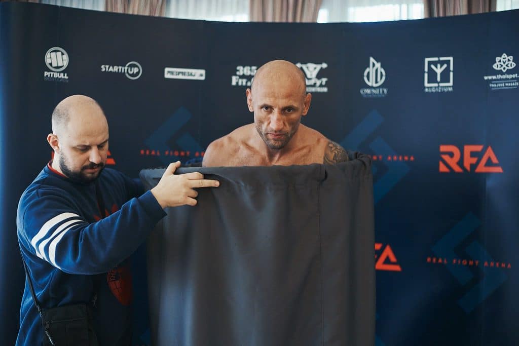 Výsledky váženia RFA 13 Budapešť: Mikelič vs Bereczki o titul do 75 kg. Takéto váženie sa vidí málokedy