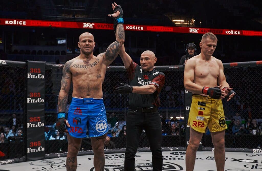 Slovenský MMA bojovník Gabriel Török si naposledy pripísal expresné víťazstvo v súboji s Michalom Dobiášom na RFA 14. Jeho nasledujúcim súperom bude jedna z najkontroverznejších postáv domácej MMA scény Václav „Baba Jaga“ Mikulášek, ktorý sa premiérovo predstaví pod hlavičkou RFA.