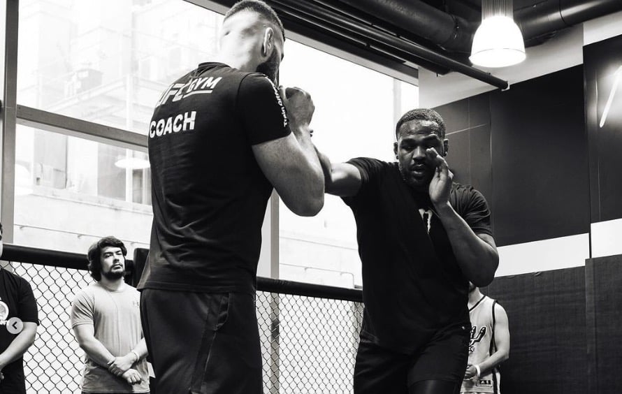 Jon Jones: Aktuálne sa hanbím, že som MMA bojovník za to čo povedal bývalý šampión Sean Strickland