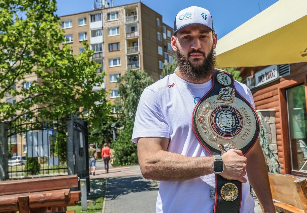 Fanúšikovia bojových športov buďte v strehu! Slovenský borec mieri do rankingu WBA za Joshuom, Usykom či Furym!