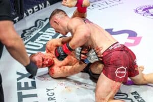 VIDEO: Sebastián Fapšo v krvavej vojne jeho debutového zápasu v MMA víťazí v prvom kole!