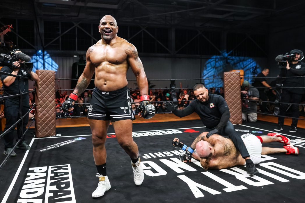 VIDEO 47-ročný Yoel Romero knokautoval v špinavom boxe ďalšieho veľkého chlapa!